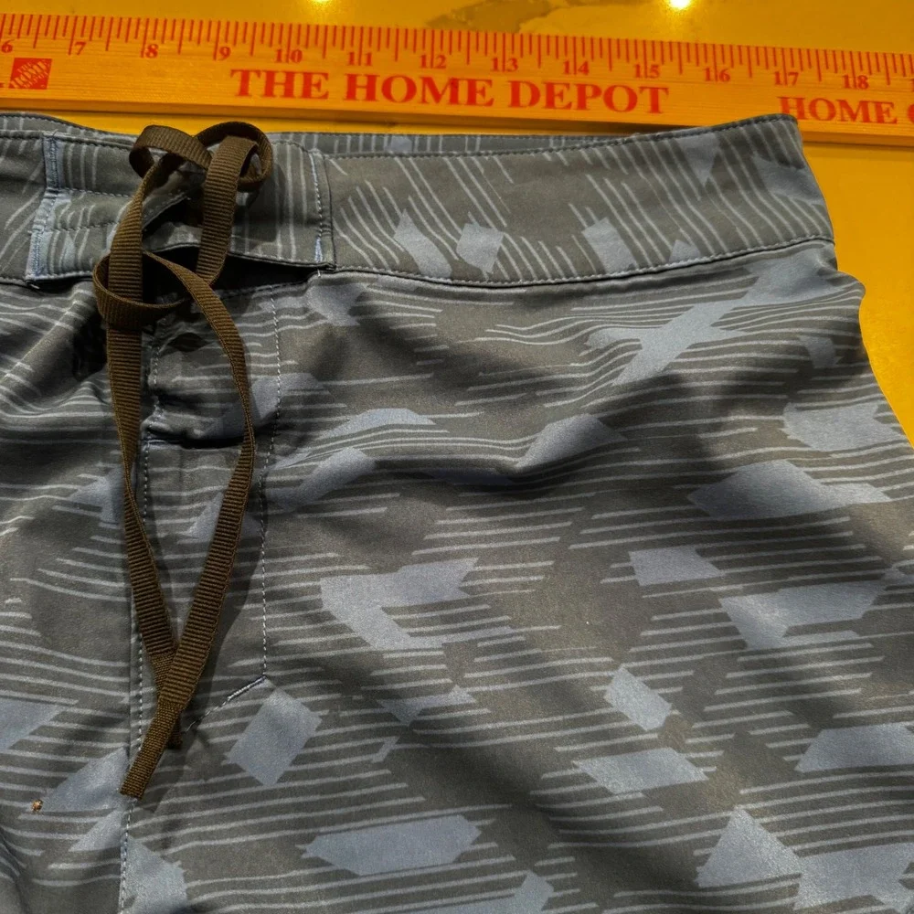 Under Armour Mens 34 Blue Geometric Board Shorts HeatGear Swim Trunks 1290503
